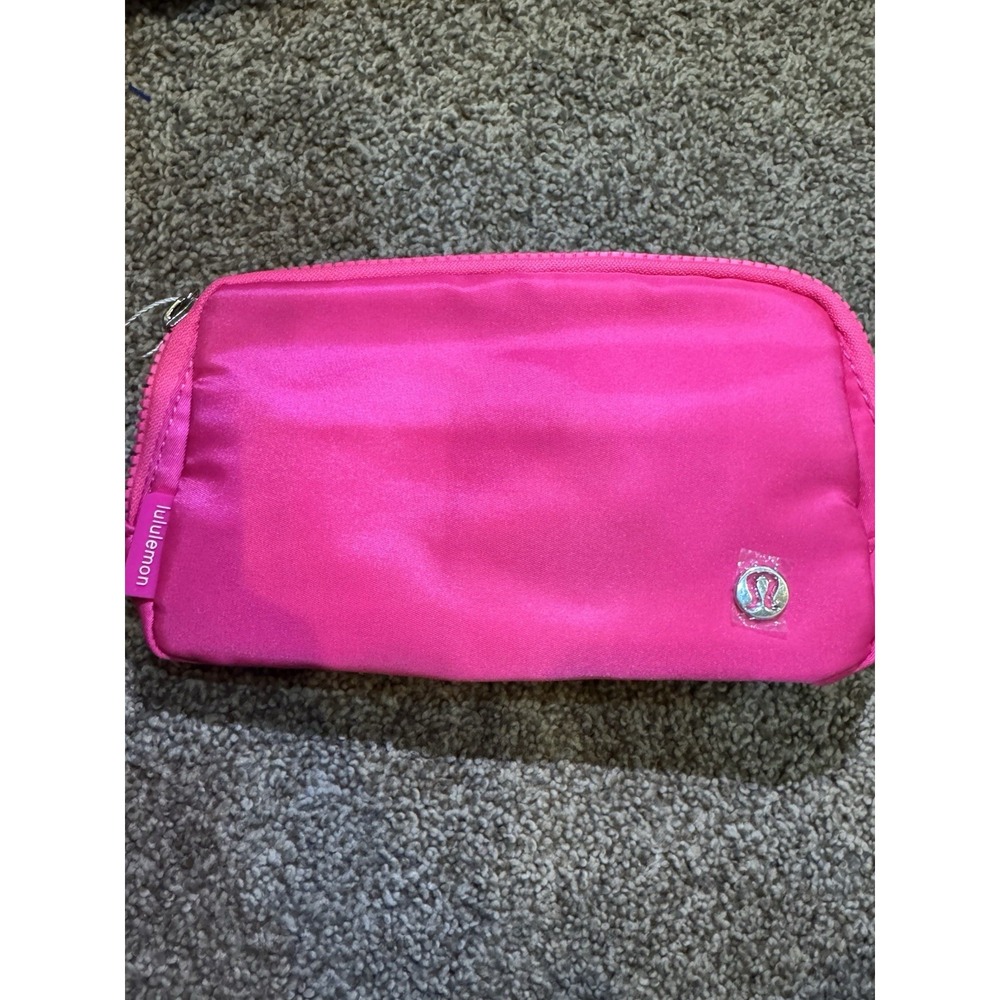 NWT‎ Lululemon Everywhere Belt Bag in Sonic Pink with White Wordmark 1L